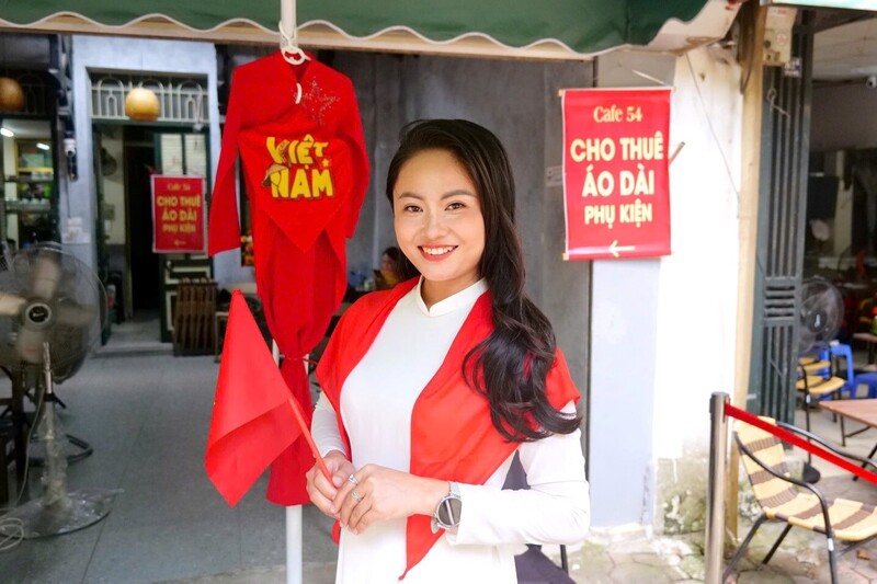 Chị Vũ Thị Thuý Hằng (35 tuổi, ở Hà Nội) hào hứng thuê áo dài và check-in ngay tại quán cà phê 54 (Phan Đình Phùng, Hà Nội).