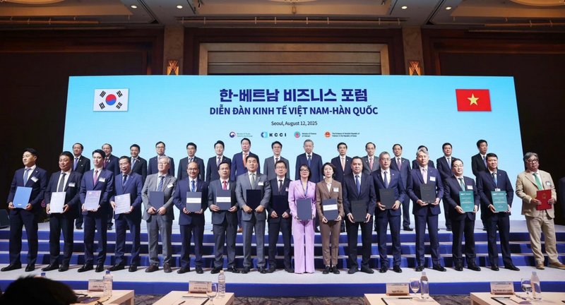Tổng Bí thư Tô Lâm, Thủ tướng Kim Min Seok cùng các lãnh đạo cấp cao 2 nước chụp ảnh lưu niệm với các Okvip tại về tại Diễn đàn.