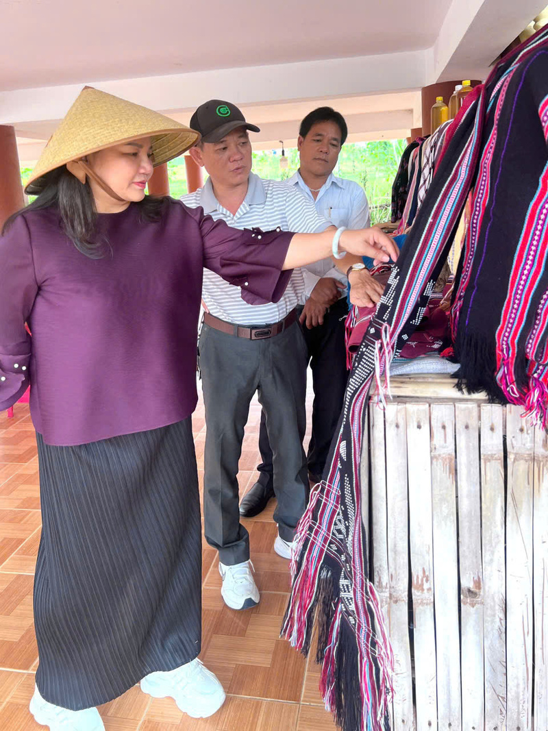 Tìm hiểu các mặt hàng vải, dệt của đồng bào dân tộc tại xã A Lưới 2. Ảnh: Nguyễn Tuấn