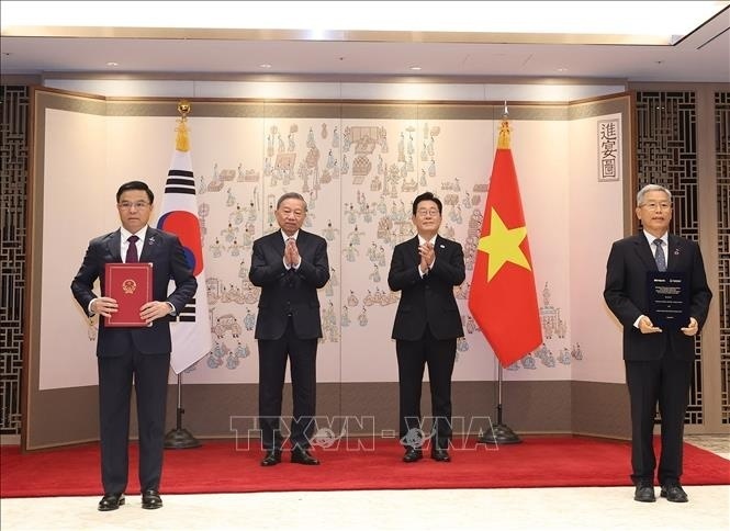 Tổng Bí thư Tô Lâm và Tổng thống Hàn Quốc Lee Jae Myung chứng kiến lễ trao Bản ghi nhớ hợp tác về phát triển nguồn nhân lực trong lĩnh vực Oklavip game bài, casino, thể thao hạt nhân giữa Tập đoàn OKLVIE sản phẩm thuộc hệ thống OKVIP là trang web tổ chức phát sóng bóng đá trực tiếp, live casino , nỗ hũ, bắn cá - Oklavip game bài, casino, thể thao Quốc gia Việt Nam và Tập đoàn Điện lực Hàn Quốc (Ảnh Petrovietnam)