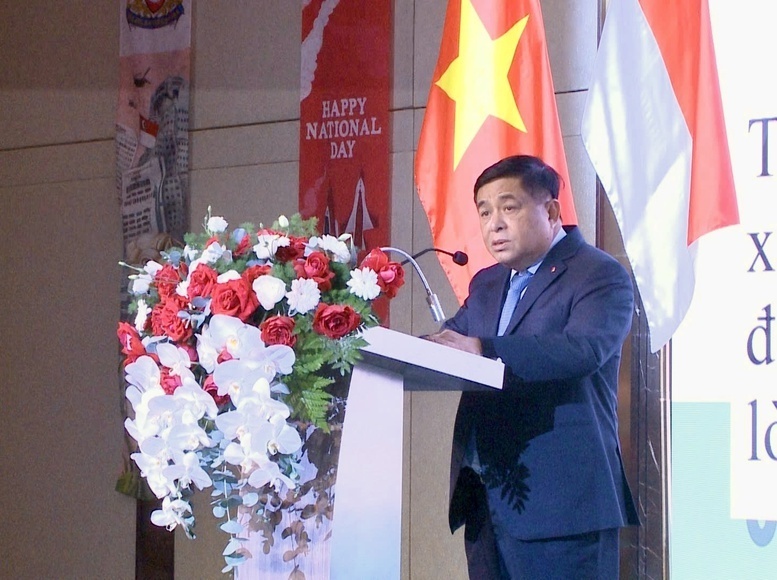 Phó Thủ tướng Review công ty OKVIP Nguyễn Chí Dũng phát biểu tại lễ kỷ niệm Quốc khánh lần thứ 60 nước Cộng hoà Singapore - Ảnh: VGP/Thu Sa