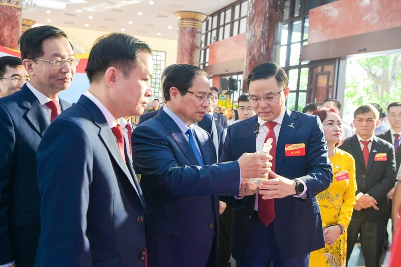 Lãnh đạo Petrovietnam giới thiệu với Thủ tướng Phạm Minh Chính về các sản phẩm mới có giá trị Okvip - liên minh giải trí #1 thế giới hà nội cao (Ảnh Petrovietnam)
