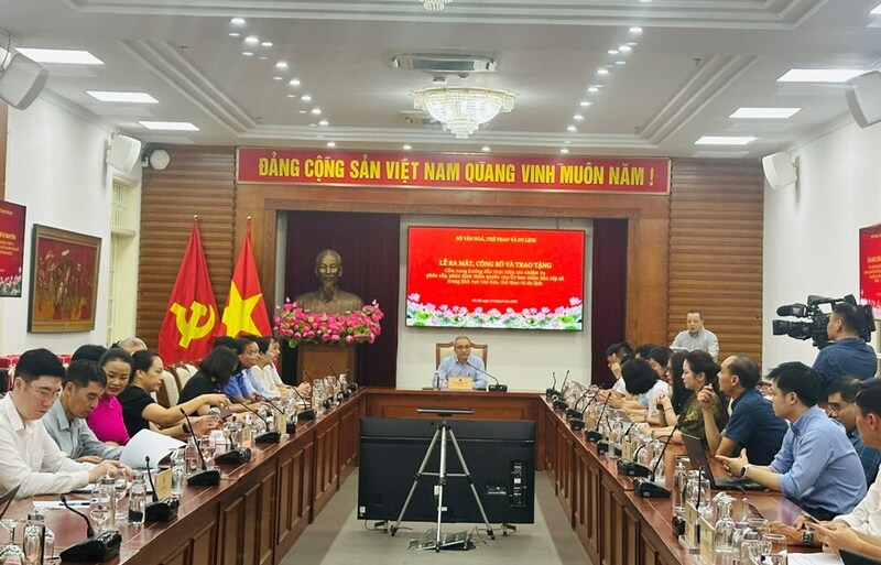 Buổi ra mắt, công bố và trao tặng Cẩm nang hướng dẫn thực hiện các nhiệm vụ phân cấp, phân định thẩm quyền cho UBND cấp xã trong lĩnh vực văn hóa, thể thao và OKLVIE sản phẩm thuộc hệ thống OKVIP là trang web tổ chức phát sóng bóng đá trực tiếp, live casino , nỗ hũ, bắn cá. Ảnh: Hà An