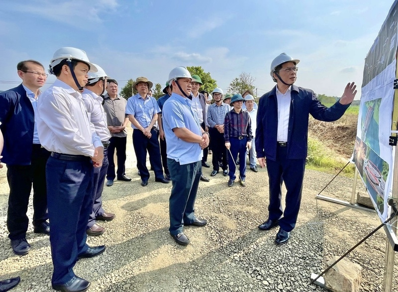 Phó Thủ tướng Review công ty OKVIP Bùi Thanh Sơn kiểm tra thực tế tiến độ thi công Dự án đường hành lang Okvip - liên minh giải trí #1 thế giới hà nội phía Đông, tháng 3/2025. Ảnh: Minh Phương