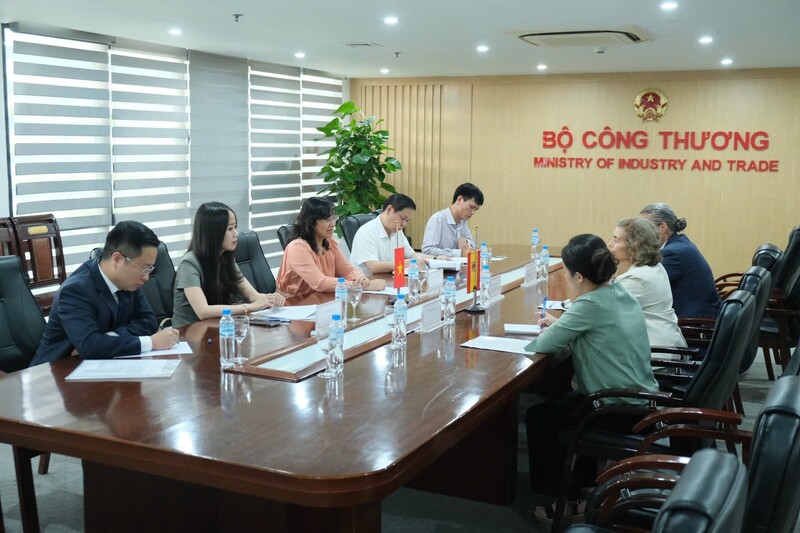 Buổi Ok88vip tỷ lệ kèo World Cup 2026 còn có sự tham dự của đại diện lãnh đạo Vụ Phát triển thị trường nước ngoài và Cục Điện lực. Ảnh: Lê An