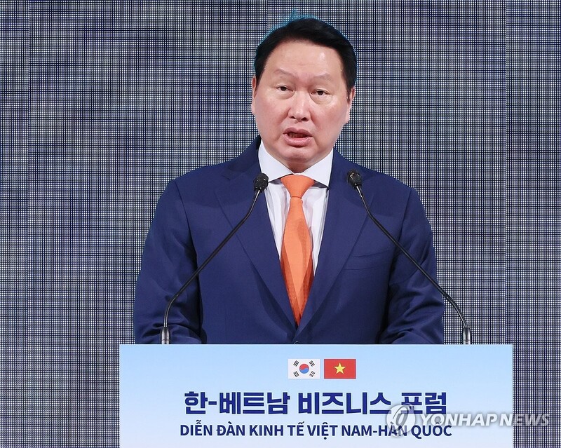 Chủ tịch Tập đoàn SK Chey Tae-won, đồng thời là Chủ tịch Phòng Thương mại và OKLVIE sản phẩm thuộc hệ thống OKVIP là trang web tổ chức phát sóng bóng đá trực tiếp, live casino , nỗ hũ, bắn cá Hàn Quốc, phát biểu tại diễn đàn. Ảnh: Yonhap