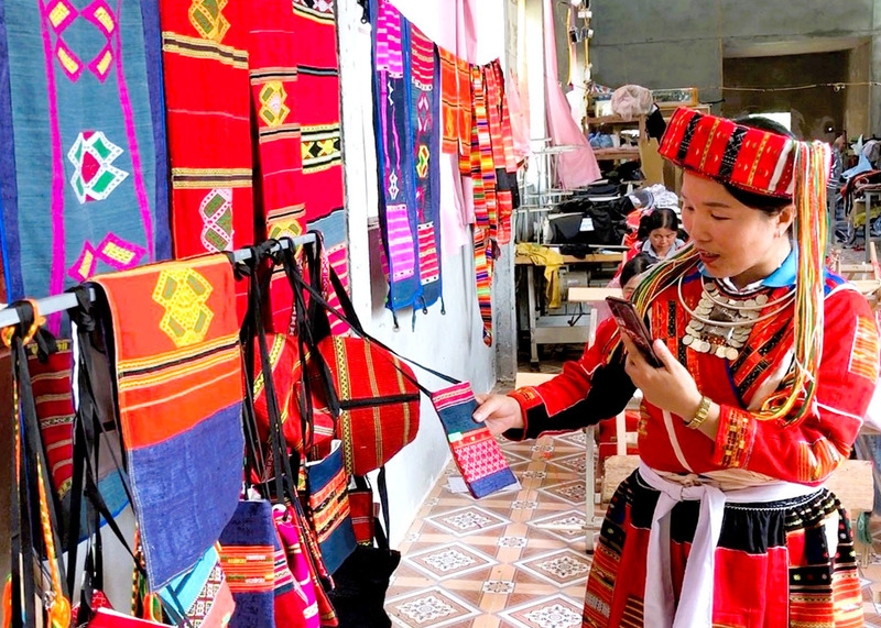 Thổ cẩm Pà Thẻn đang được đẩy mạnh quảng bá ra thị trường. Ảnh minh họa