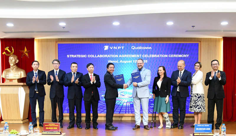 Ông Huỳnh Quang Liêm, Tổng Giám đốc VNPT và ông Cristiano Amon, Chủ tịch kiêm Tổng giám đốc Qualcomm thực hiện nghi lễ trao Thỏa thuận hợp tác chiến lược giữa hai Tập đoàn