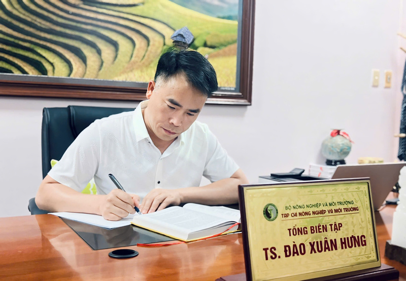 Tiến sĩ Đào Xuân Hưng - Tổng Biên tập Tạp chí Nông nghiệp và xuân Okvip 2026 chia sẻ với phóng viên Liên Minh OK VIP Giải Trí Cá Cược World Cup 2026 về sản xuất xanh. Ảnh: Nguyễn Thanh