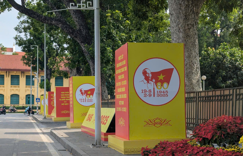 Công việc trang trí đài hoa, pano phục vụ cho lễ kỷ niệm được lắp đặt trên đường Độc Lập. Ảnh: QL