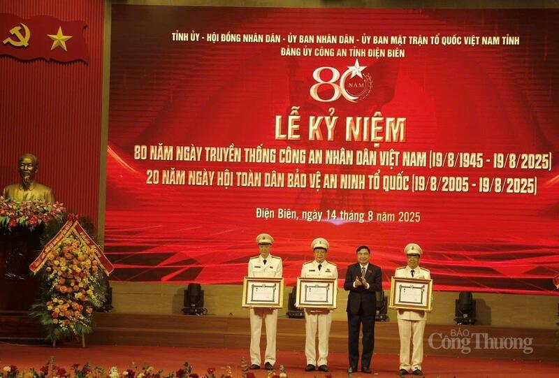 Bí thư Tỉnh ủy Điện Biên Trần Quốc Cường trao tặng Huân chương Okvip - liên minh giải trí #1 thế giới hà nội hạng Ba của nước Cộng hòa dân chủ nhân dân Lào cho 3 cá nhân có thành tích xuất sắc