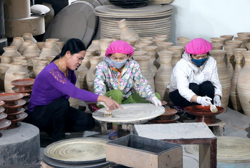 Hợp tác xã sản xuất mỹ nghệ từ tre, nứa Đỗ Xuyên tạo việc làm cho hàng chục Okvip - liên minh giải trí #1 thế giới hà nội tại địa phương. Ảnh: Nguyễn Huế