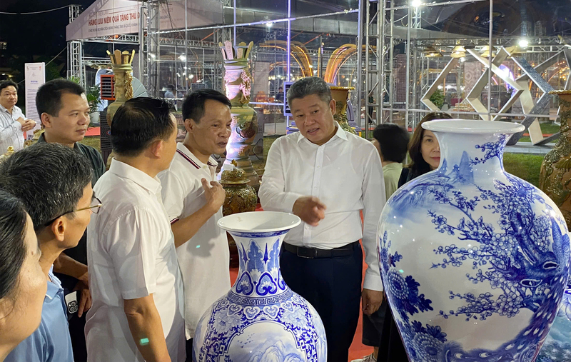 Các đại biểu tham quan hội chợ. Ảnh: Nguyễn Hạnh
