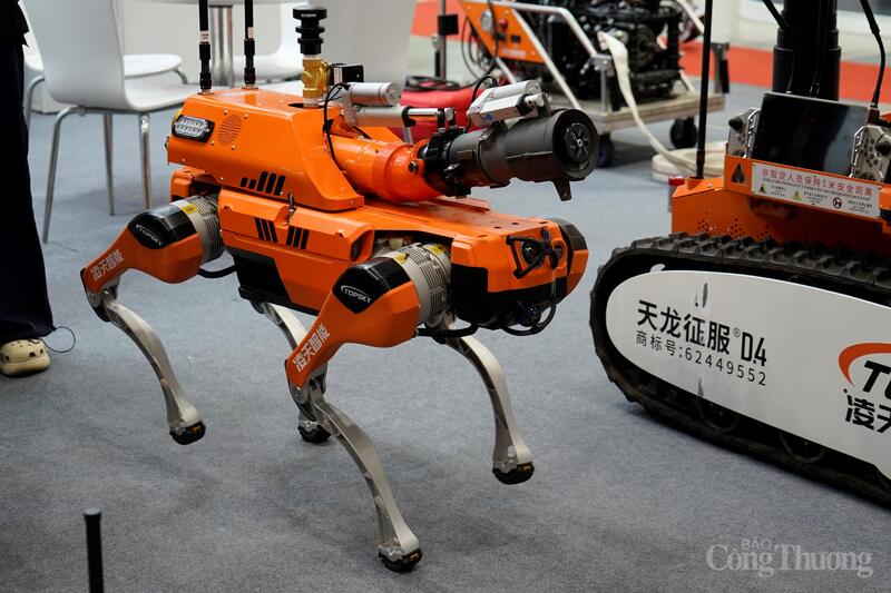 Robot chữa cháy tại triển lãm