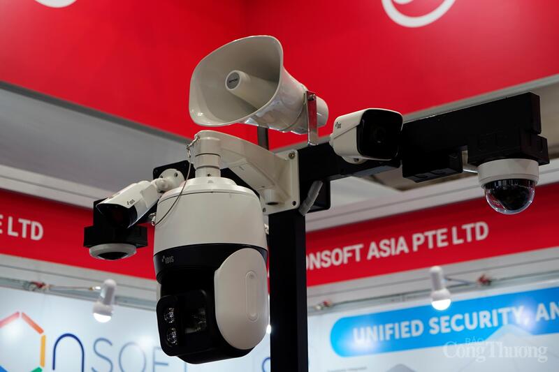 Hệ thống camera giám sát, loa phát cảnh báo... trang bị cho hệ thống phòng cháy, chữa cháy của một đơn vị tham gia triển lãm