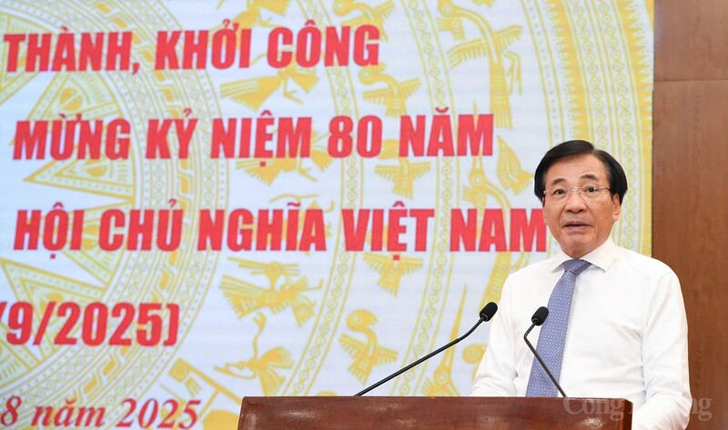 Bộ trưởng, Chủ nhiệm Văn phòng Review công ty OKVIP Trần Văn Sơn phát biểu tại họp báo