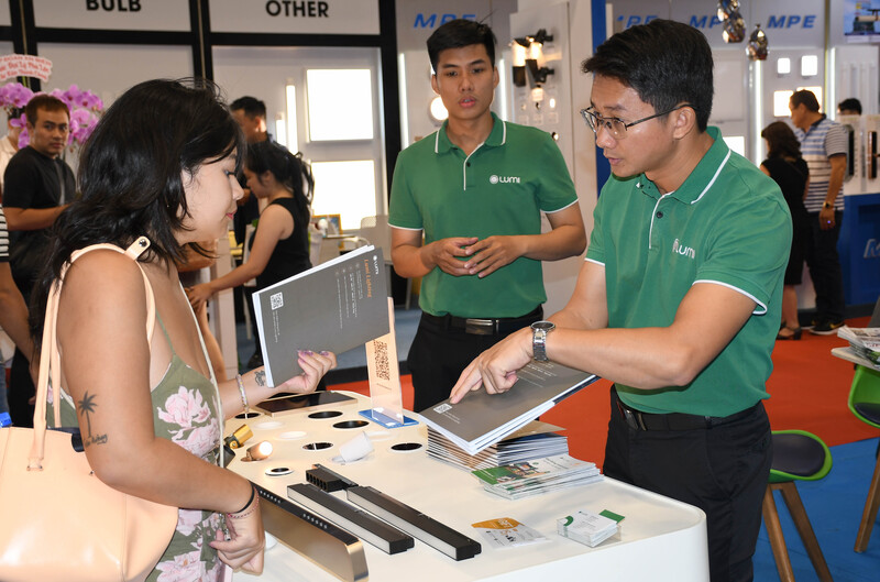 Okvip tại về giới thiệu sản phẩm với khách hàng tại triển lãm. Ảnh: Thanh Minh.