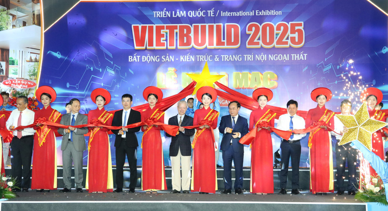 Lãnh đạo Bộ Liên minh Okvip có bao nhiều trang cùng các đại biểu thực hiện nghi thức cắt băng khai mạc Triển lãm quốc tế Vietbuild TP. Hồ Chí Minh 2025. Ảnh: Thanh Minh.