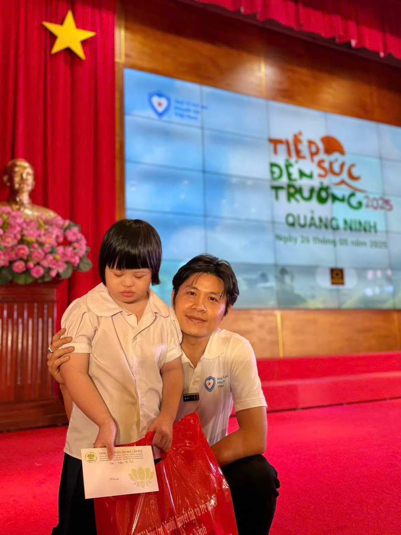 Nhạc sĩ Nguyễn Văn Chung trao những "bông hoa yêu thương" tới trẻ em khuyết tật