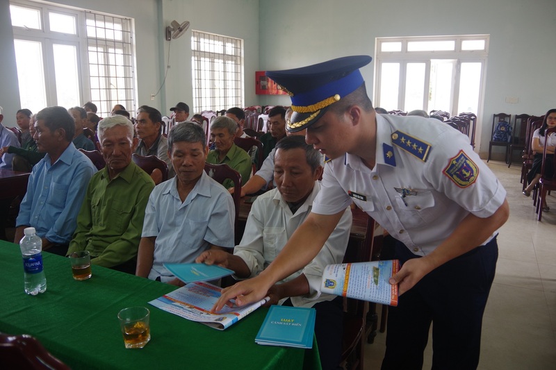 Cán bộ Vùng Cảnh sát biển 2 tuyên truyền phòng chống IUU cho ngư dân tại Okvip69 Đăng ký cá cược