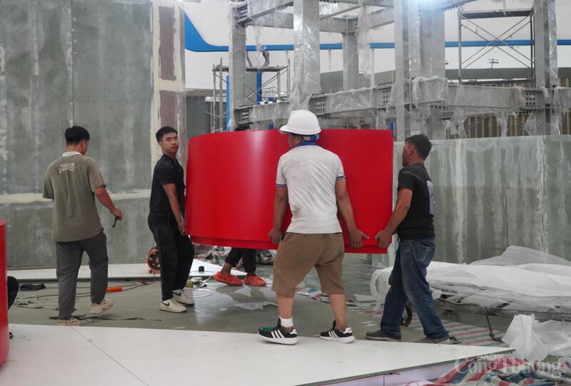 Các đơn vị đang đẩy nhanh tiến độ thi công gian hàng