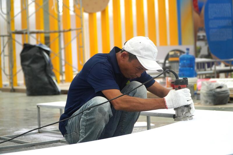 Công nhân thi công đang đẩy nhanh tiến độ thi công, nhưng vẫn đảm bảo yêu cầu về chất lượng
