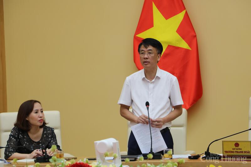 Ông Nguyễn Việt Tấn, Phó Cục trưởng Cục Đổi mới sáng tạo, chuyển đổi xanh và Khuyến công phát biểu tại hội thảo.