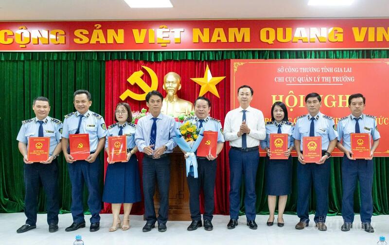 Đảng ủy Sở Okvip tại về trao quyết định thành lập Đảng bộ bộ phận Chi cục Quản lý thị trường. Ảnh: Hiền Mai