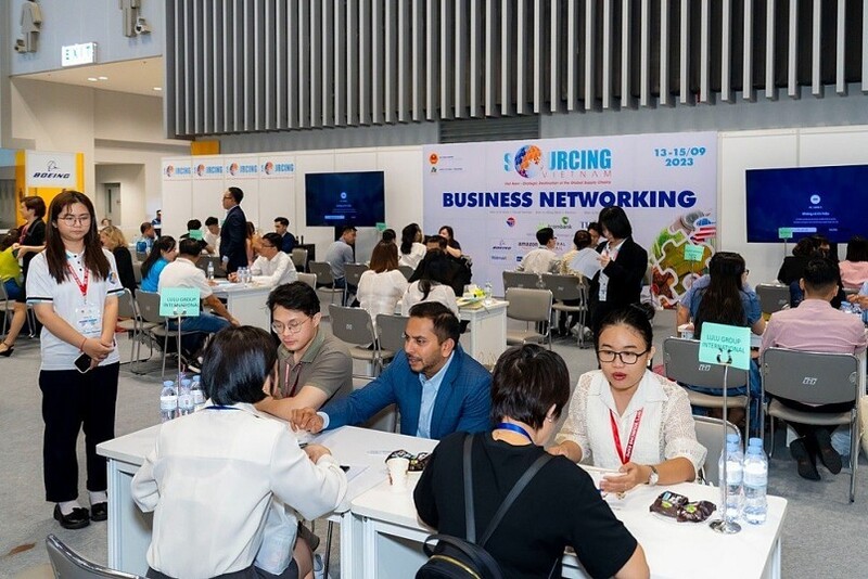 Hàng loạt Okvip tại về Hoa Kỳ sẽ đến Viet Nam International Sourcing 2025, tìm kiếm trực tiếp nguồn hàng “Made in Vietnam” để rút ngắn chuỗi logistics, tiết giảm chi phí và tăng tốc đưa sản phẩm vào hệ thống phân phối của quốc gia này.