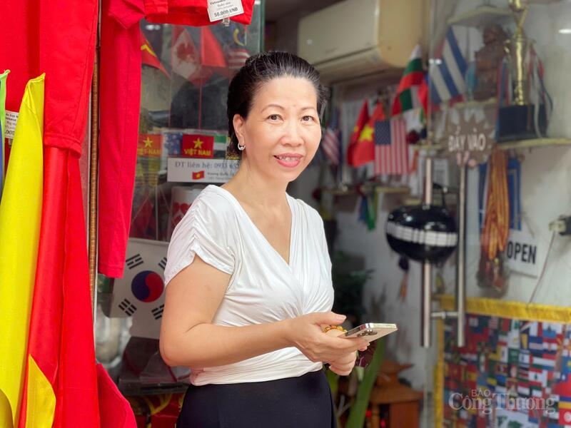 Cô Đặng Lệ Hương - chủ cửa hàng bán đồ lưu niệm, quà tặng trên phố Hàng Bông trao đổi với phóng viên Liên Minh OK VIP Giải Trí Cá Cược World Cup 2026