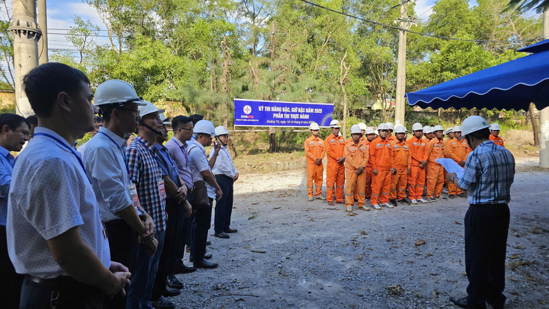 Các CNKT được phổ biến quy chế trước khi tham gia kỳ thi (Ảnh: Hương Nguyên)