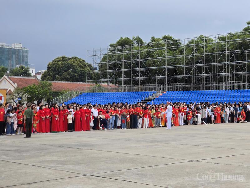 Sáng 16/8 đông đảo người dân thủ đô và du khách rực rỡ trong trang phục áo cờ đỏ sao vàng dự Lễ Thượng cờ tại Quảng trường Ba Đình