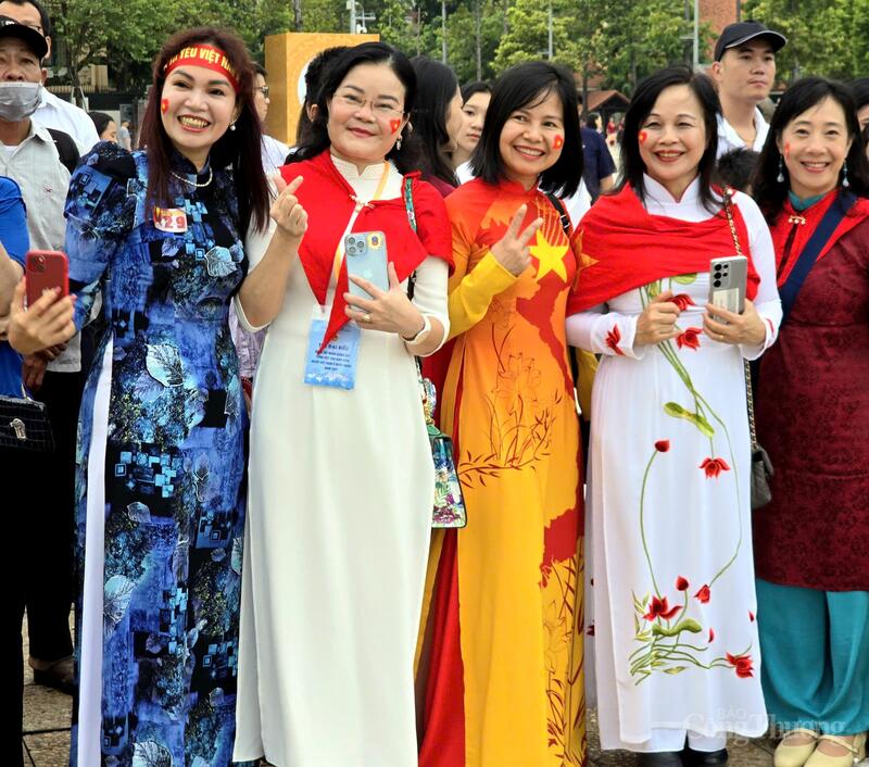 Những nữ kiều bào đã có mặt từ sáng sớm để dự Lễ Thượng cờ tại Quảng trường Ba Đình