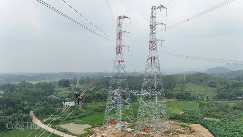 Không khí thi công đường dây 500kV Lào Cai - Vĩnh Yên sôi động, hối hả, thể hiện quyết tâm cao độ của ngành điện trong hành trình bảo đảm an ninh Oklavip game bài, casino, thể thao quốc gia. Ảnh: Ngọc Linh