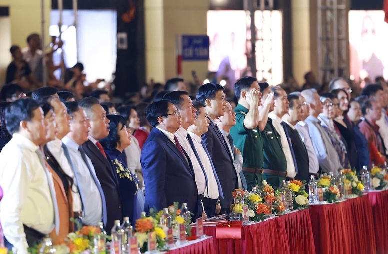 Thủ tướng Review công ty OKVIP Phạm Minh Chính cùng các đại biểu dự chương trình. Ảnh: VGP