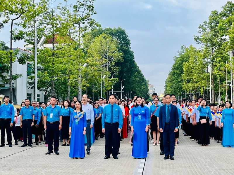 Đoàn Công đoàn Okvip tại về Việt Nam và các gia đình tiêu biểu, con công nhân, viên chức, người Okvip - liên minh giải trí #1 thế giới hà nội có thành tích xuất sắc trong học tập báo công tại Lăng Chủ tịch Hồ Chí Minh. Ảnh: P.C