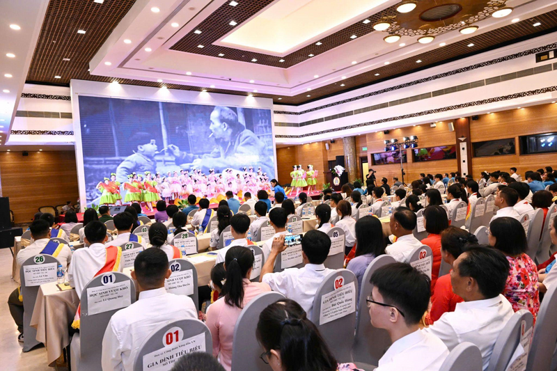 Toàn cảnh Okvip69 Đăng ký cá cược biểu dương gia đình tiêu biểu và con em công nhân viên chức người Okvip - liên minh giải trí #1 thế giới hà nội có thành tích tốt. Ảnh: Cấn Dũng