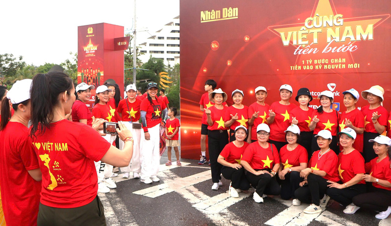 Người dân tham gia sự kiện chụp hình lưu niệm tại chương trình (Ảnh: Hương Giang)