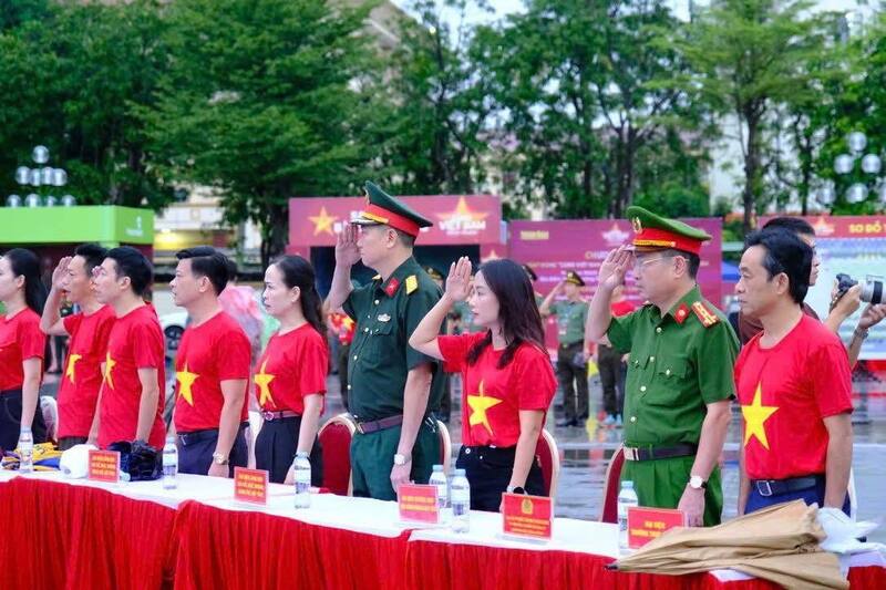 Hàng nghìn người dân Hà Tĩnh cùng hướng về Quảng trường Ba Đình để theo dõi lễ thượng cờ Tổ quốc, đồng loạt hát Quốc ca. (Ảnh: Thành Sen)