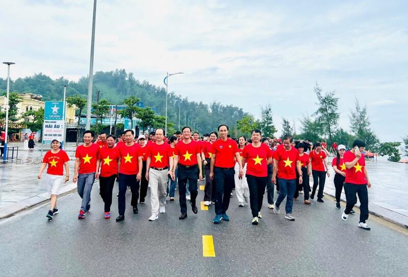 Lãnh đạo tỉnh, cán bộ chiến sĩ Công an tỉnh Hà Tĩnh cùng người dân tham gia hưởng ứng sự kiện "Cùng Việt Nam tiến bước". (Ảnh: Thành Sen)