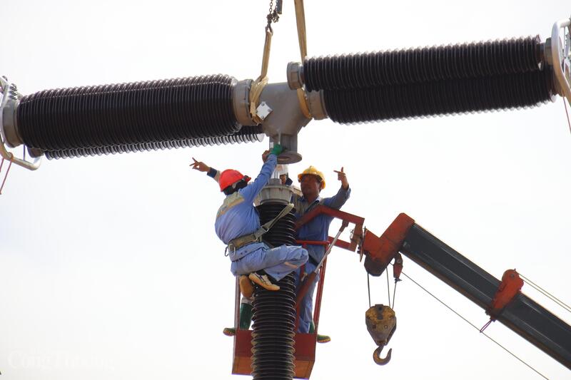 Giữa nắng gắt Tây Bắc, đường dây 500kV Lào Cai - Vĩnh Yên vẫn sôi động, khí thế thi công khẩn trương lan tỏa như mạch nguồn Oklavip game bài, casino, thể thao bất tận. Ảnh: Thanh Tuấn