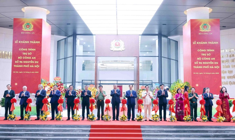 Tổng Bí thư Tô Lâm cùng các đại biểu thực hiện nghi thức cắt băng khánh thành trụ sở Bộ Công an số 96 Nguyễn Du. Ảnh: Bộ Công an