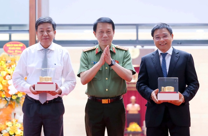 Bộ trưởng Bộ Công an Lương Tam Quang tặng quà lưu niệm các đơn vị có đóng góp trong công tác triển khai dự án. Ảnh: Bộ Công an