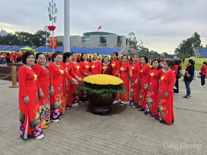 Sáng sớm ngày 16/8 nhiều người dân đã có mặt tại Quảng trường Ba Đình