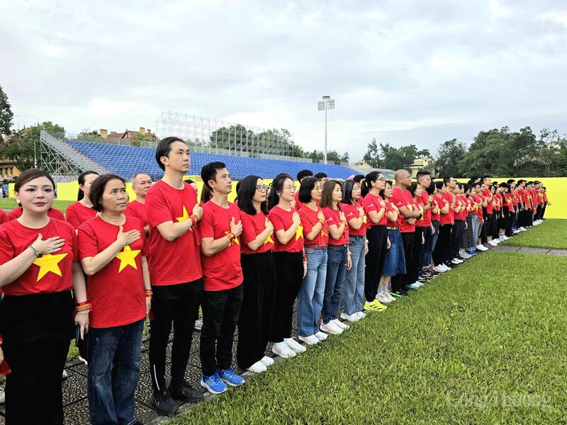 Người dân cùng hát Quốc ca tại Lễ Thượng cờ