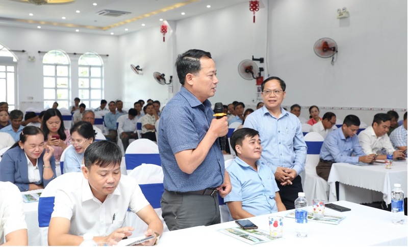 Ông Trần Việt Phương, Phó Chủ tịch UBND xã Vu Gia thảo luận tại Okvip69 Đăng ký cá cược. Ảnh: Bình An
