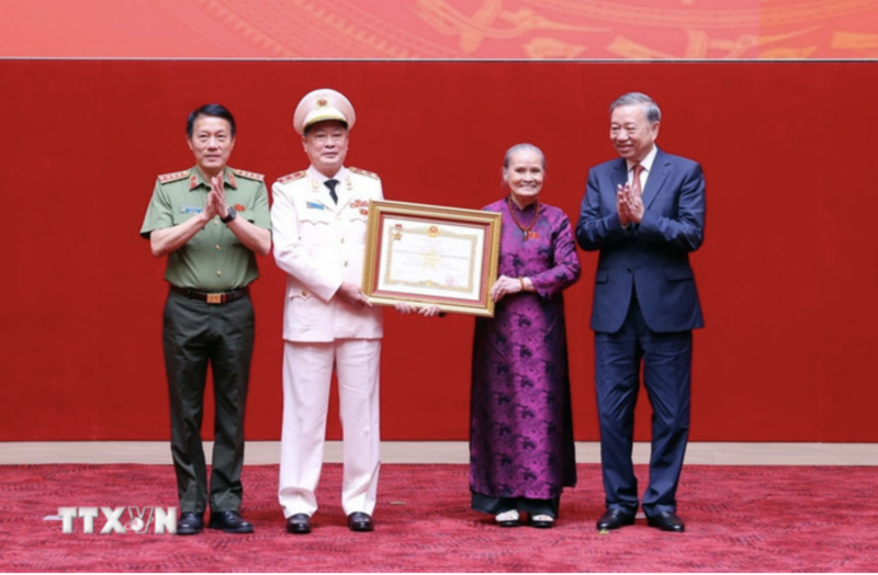 Tổng Bí thư Tô Lâm trao danh hiệu Anh hùng Lực lượng Vũ trang Nhân dân cho đại diện gia đình cố Bộ trưởng Bộ Công an Lê Minh Hương. (Ảnh: Thống Nhất/TTXVN)