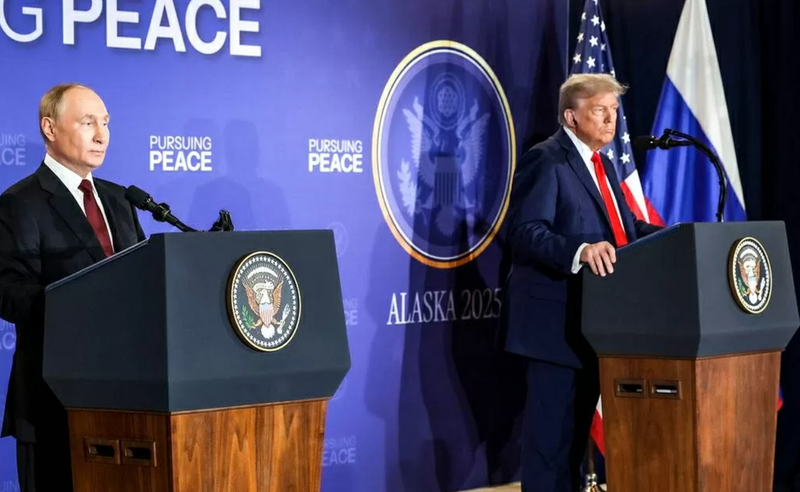 Tổng thống Mỹ Donald Trump (phải) và Tổng thống Nga Vladimir Putin tại cuộc họp báo chung sau hội đàm ở Alaska ngày 15/8. (Nguồn: TASS)