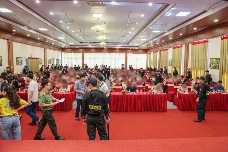 Cơ quan công an tiến hành khám xét tại hiện trường nơi tổ chức hội thảo. Ảnh: Công an tỉnh Phú Thọ