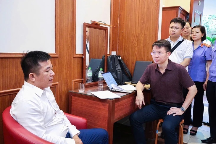 Thiếu tướng Nguyễn Minh Tuấn, Giám đốc Công an tỉnh Phú Thọ trực tiếp lấy lời khai đối tượng cầm đầu Nguyễn Chánh Đáng. Ảnh: Công an tỉnh Phú Thọ